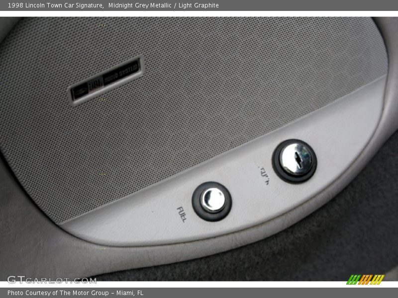 Midnight Grey Metallic / Light Graphite 1998 Lincoln Town Car Signature