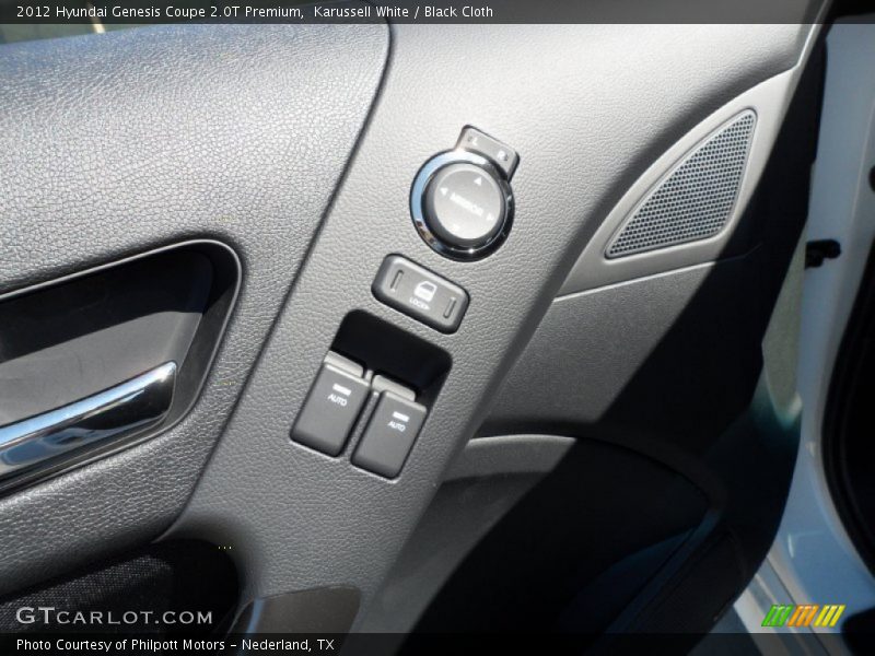 Karussell White / Black Cloth 2012 Hyundai Genesis Coupe 2.0T Premium