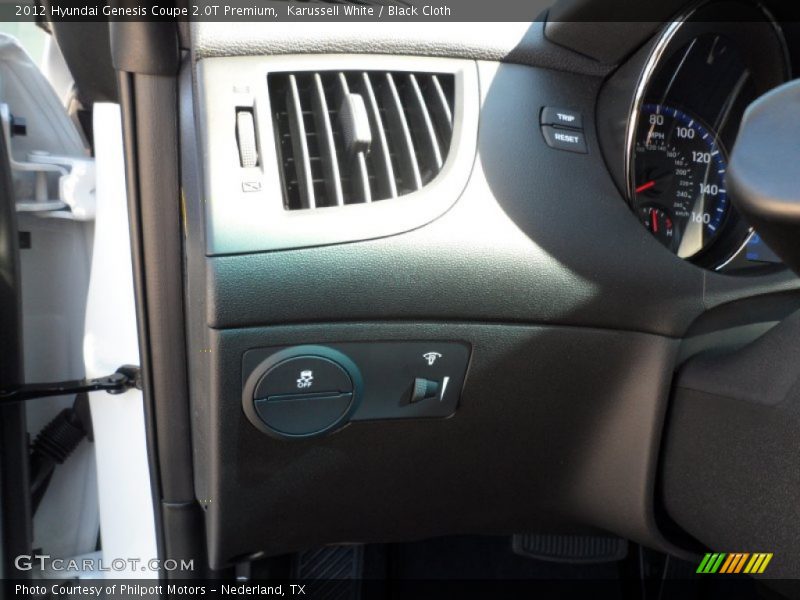 Karussell White / Black Cloth 2012 Hyundai Genesis Coupe 2.0T Premium