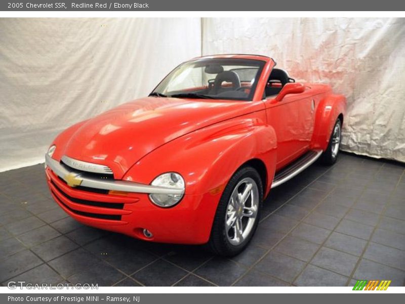 Front 3/4 View of 2005 SSR 