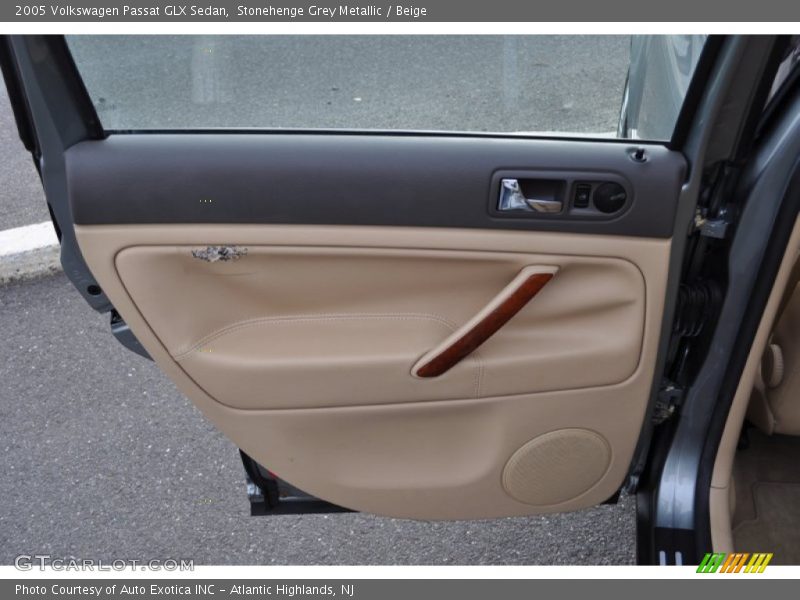 Door Panel of 2005 Passat GLX Sedan