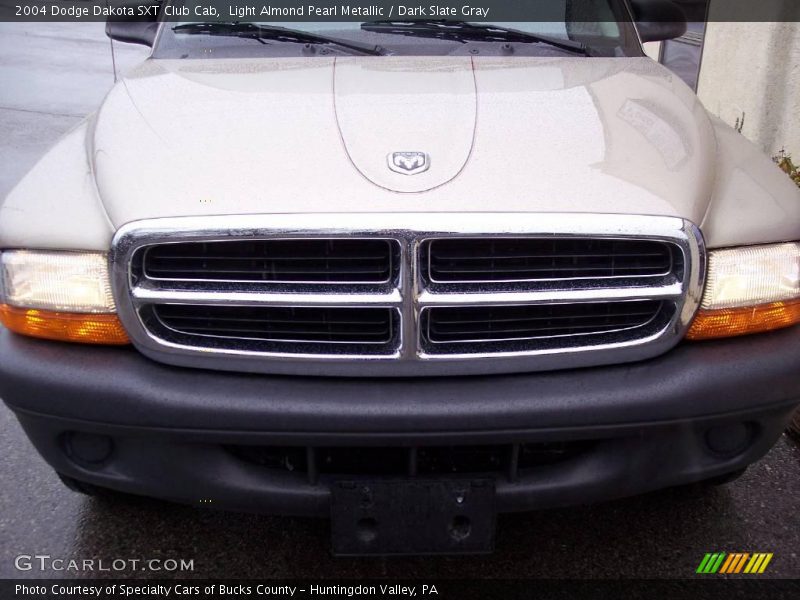 Light Almond Pearl Metallic / Dark Slate Gray 2004 Dodge Dakota SXT Club Cab