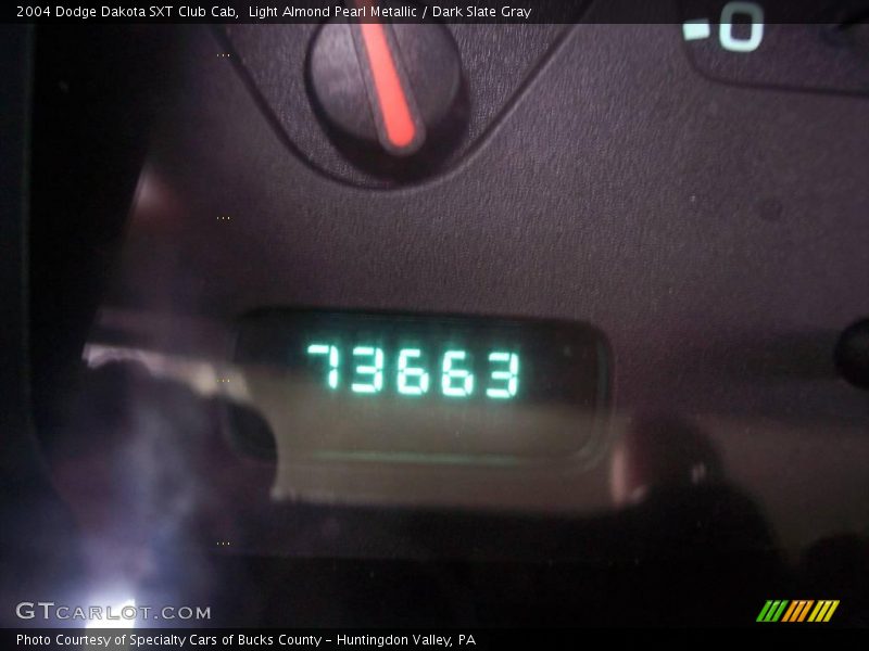 Light Almond Pearl Metallic / Dark Slate Gray 2004 Dodge Dakota SXT Club Cab