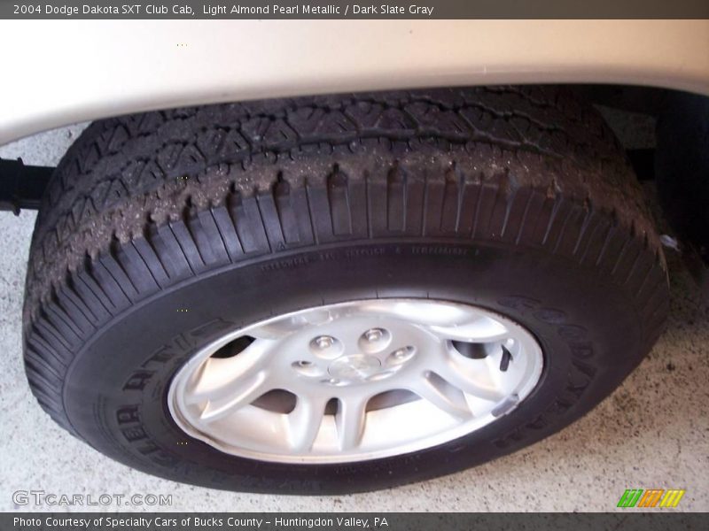 Light Almond Pearl Metallic / Dark Slate Gray 2004 Dodge Dakota SXT Club Cab