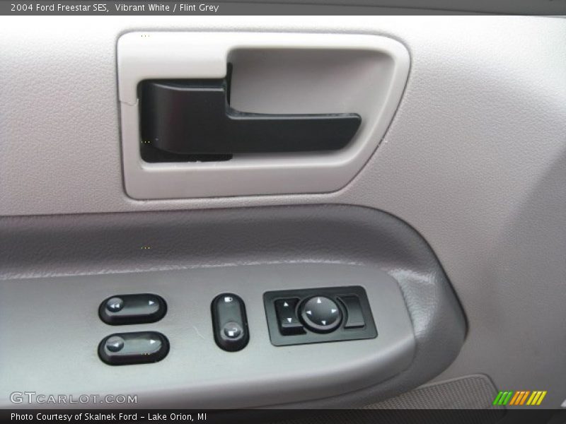 Vibrant White / Flint Grey 2004 Ford Freestar SES