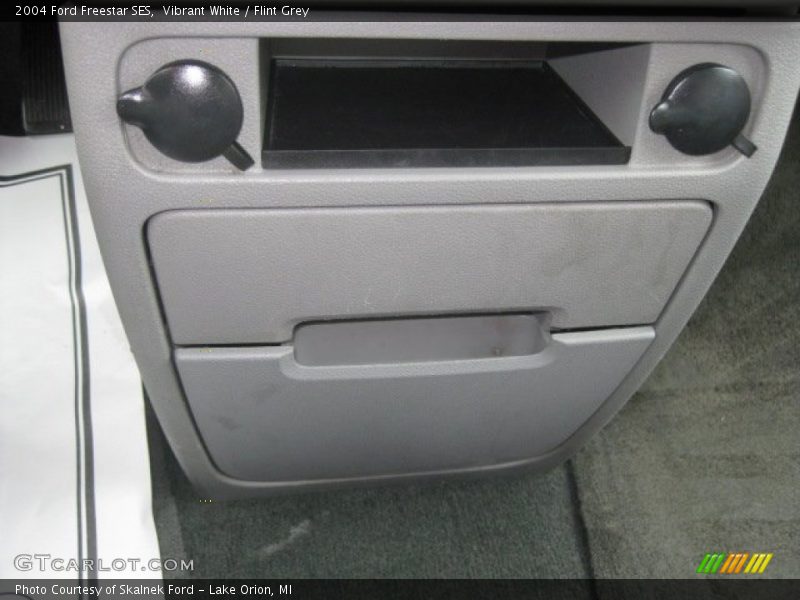 Vibrant White / Flint Grey 2004 Ford Freestar SES