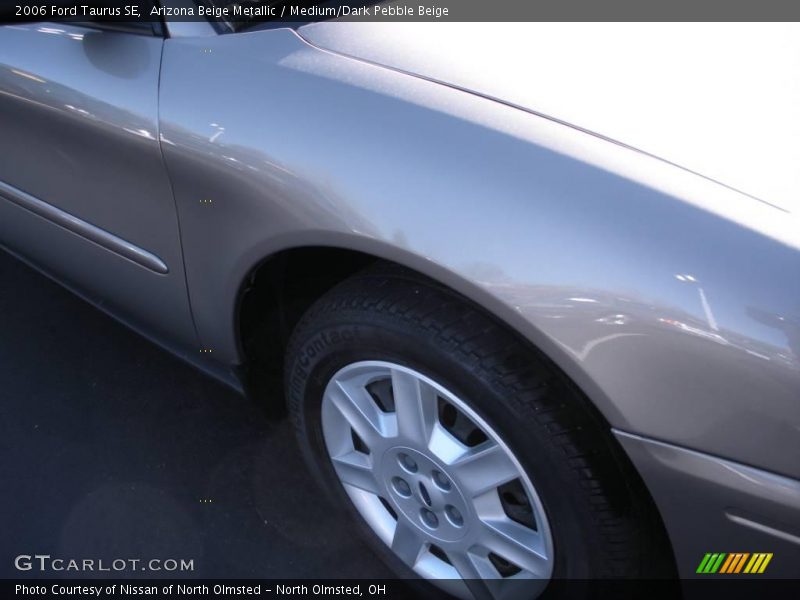 Arizona Beige Metallic / Medium/Dark Pebble Beige 2006 Ford Taurus SE