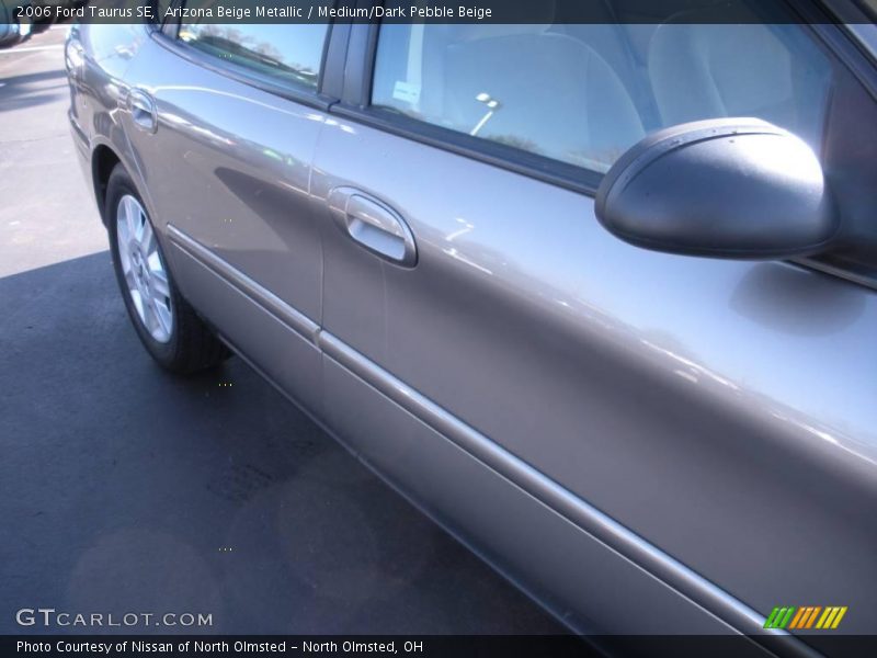 Arizona Beige Metallic / Medium/Dark Pebble Beige 2006 Ford Taurus SE