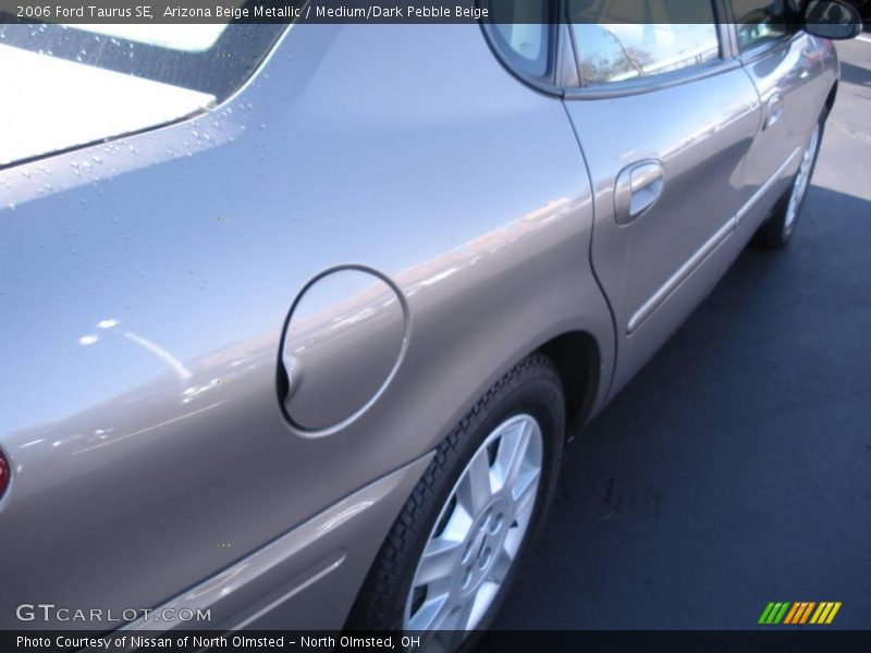 Arizona Beige Metallic / Medium/Dark Pebble Beige 2006 Ford Taurus SE