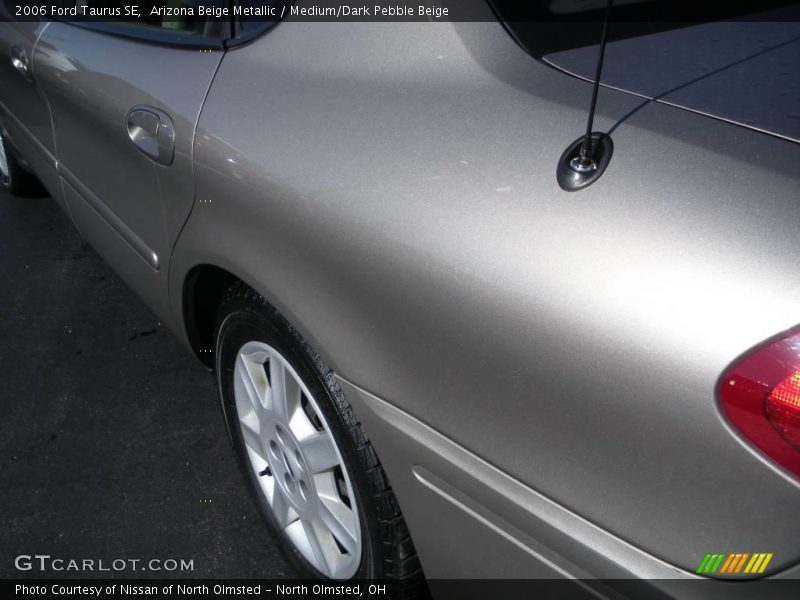 Arizona Beige Metallic / Medium/Dark Pebble Beige 2006 Ford Taurus SE