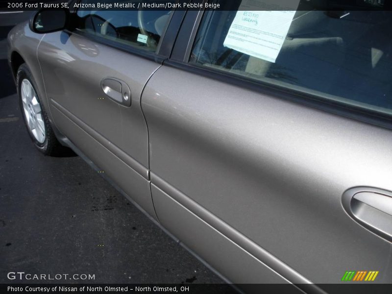 Arizona Beige Metallic / Medium/Dark Pebble Beige 2006 Ford Taurus SE