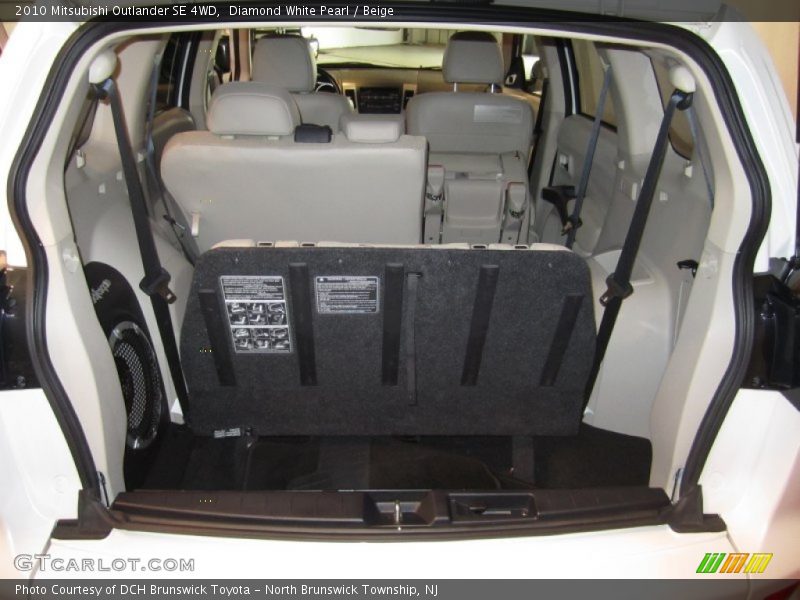 Diamond White Pearl / Beige 2010 Mitsubishi Outlander SE 4WD