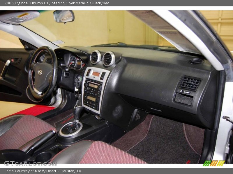 Dashboard of 2006 Tiburon GT