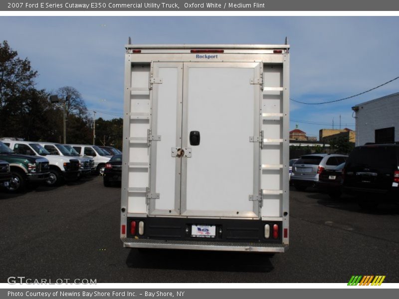 Oxford White / Medium Flint 2007 Ford E Series Cutaway E350 Commercial Utility Truck