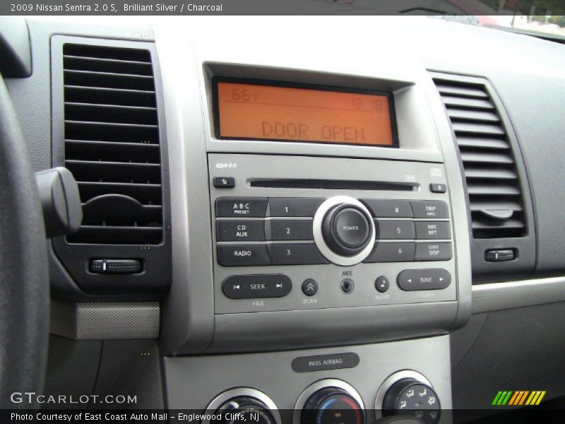 Brilliant Silver / Charcoal 2009 Nissan Sentra 2.0 S