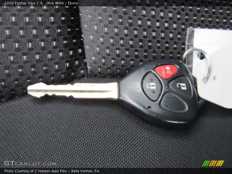 Ultra White / Ebony 2009 Pontiac Vibe 2.4
