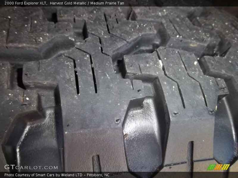 Harvest Gold Metallic / Medium Prairie Tan 2000 Ford Explorer XLT