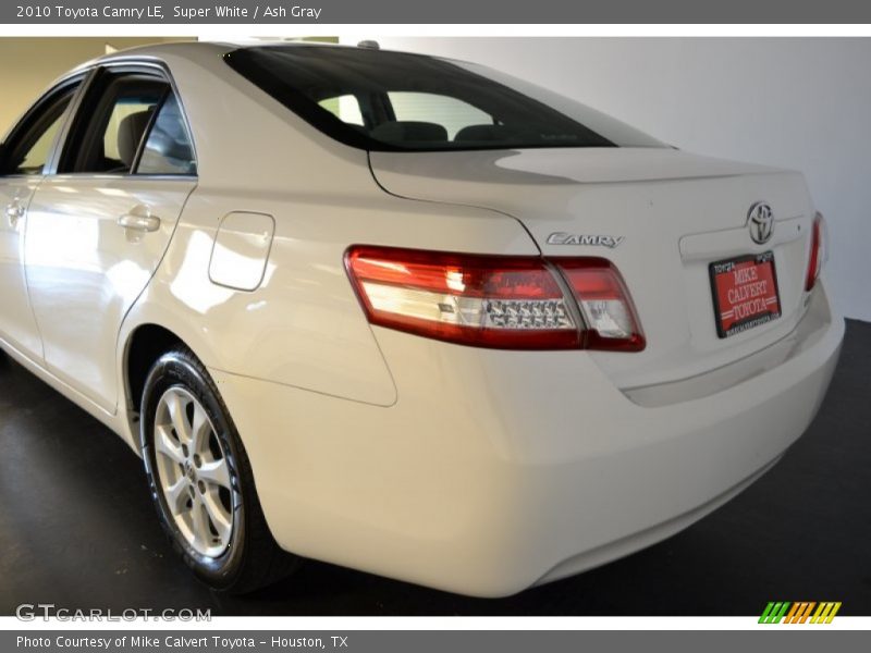 Super White / Ash Gray 2010 Toyota Camry LE