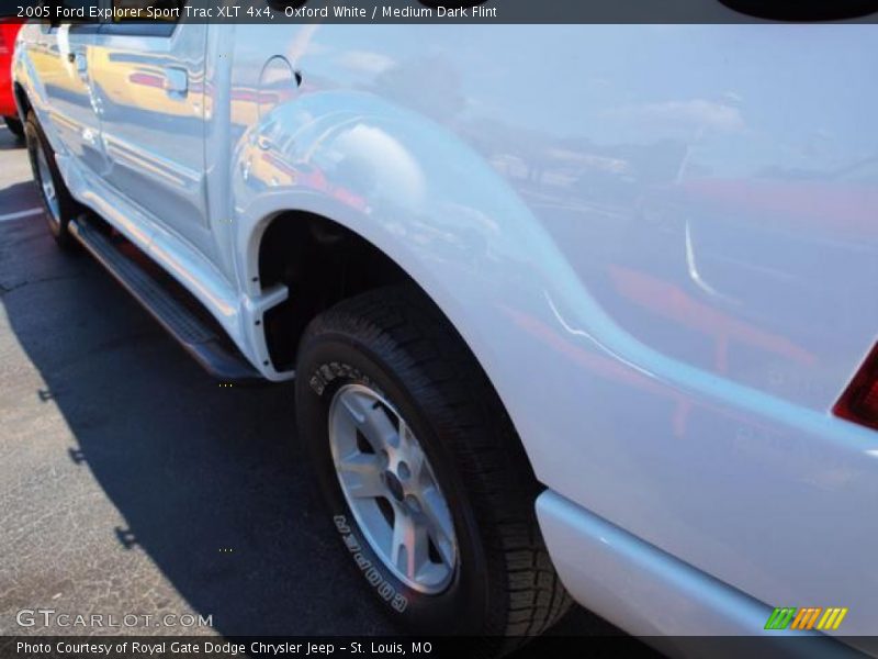 Oxford White / Medium Dark Flint 2005 Ford Explorer Sport Trac XLT 4x4