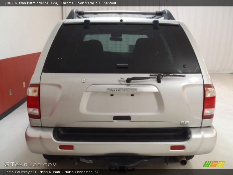 Chrome Silver Metallic / Charcoal 2002 Nissan Pathfinder SE 4x4