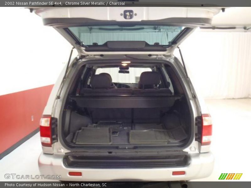Chrome Silver Metallic / Charcoal 2002 Nissan Pathfinder SE 4x4