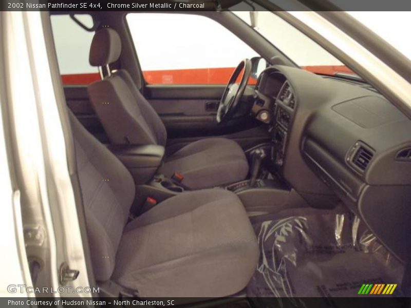 Chrome Silver Metallic / Charcoal 2002 Nissan Pathfinder SE 4x4