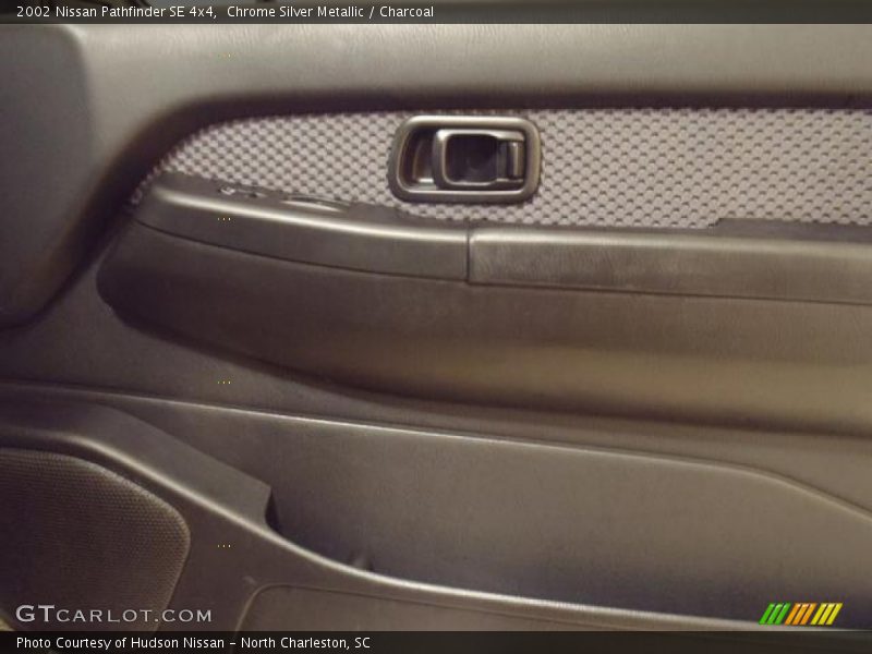 Chrome Silver Metallic / Charcoal 2002 Nissan Pathfinder SE 4x4