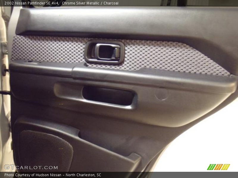 Chrome Silver Metallic / Charcoal 2002 Nissan Pathfinder SE 4x4