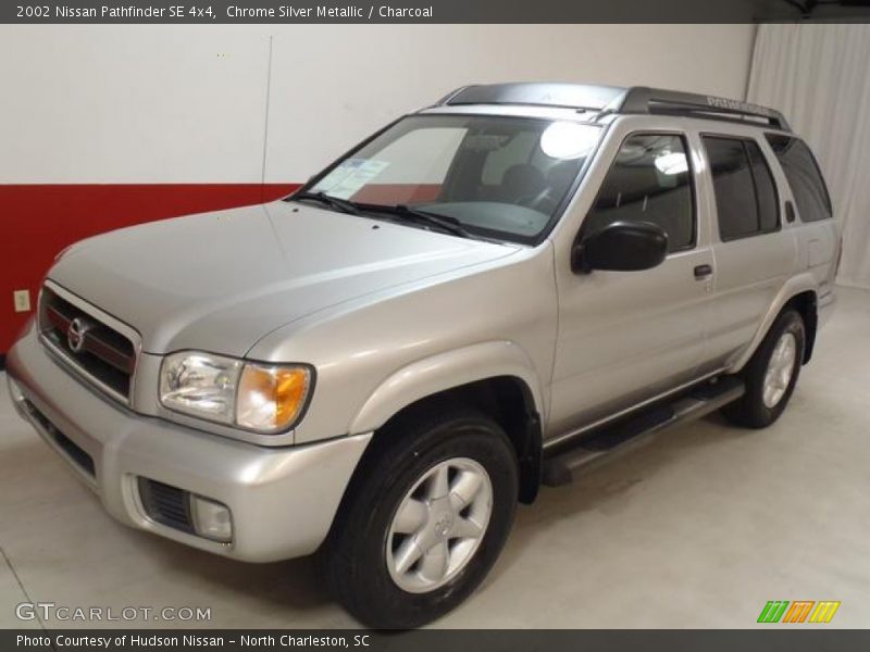 Chrome Silver Metallic / Charcoal 2002 Nissan Pathfinder SE 4x4