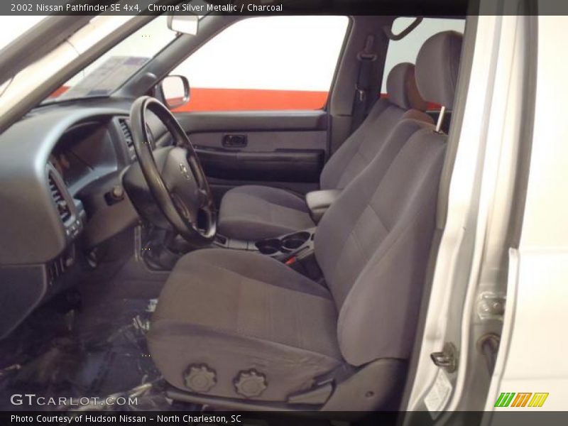 Chrome Silver Metallic / Charcoal 2002 Nissan Pathfinder SE 4x4