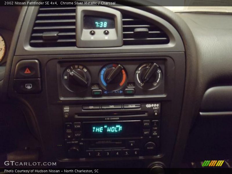 Chrome Silver Metallic / Charcoal 2002 Nissan Pathfinder SE 4x4