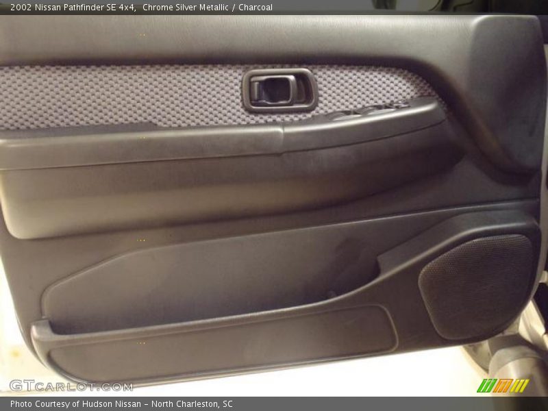 Chrome Silver Metallic / Charcoal 2002 Nissan Pathfinder SE 4x4