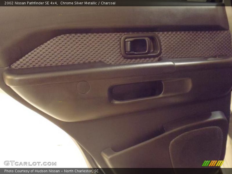 Chrome Silver Metallic / Charcoal 2002 Nissan Pathfinder SE 4x4