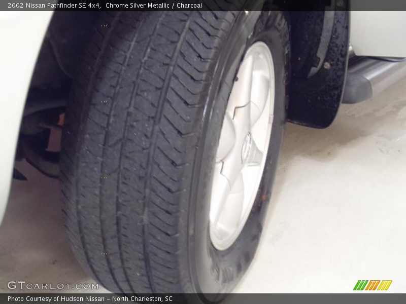 Chrome Silver Metallic / Charcoal 2002 Nissan Pathfinder SE 4x4