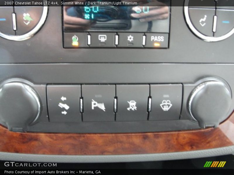 Controls of 2007 Tahoe LTZ 4x4