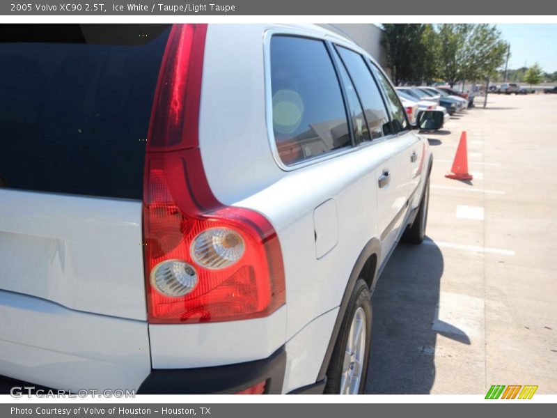 Ice White / Taupe/Light Taupe 2005 Volvo XC90 2.5T