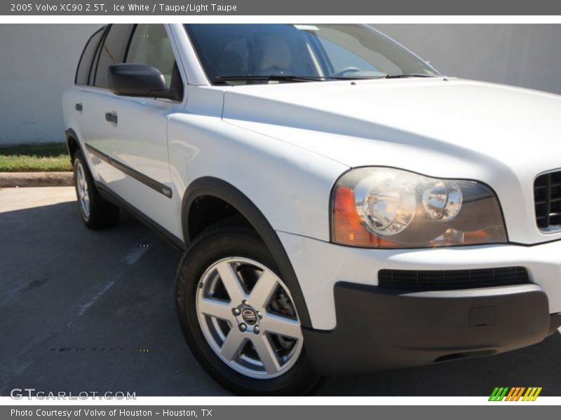 Ice White / Taupe/Light Taupe 2005 Volvo XC90 2.5T