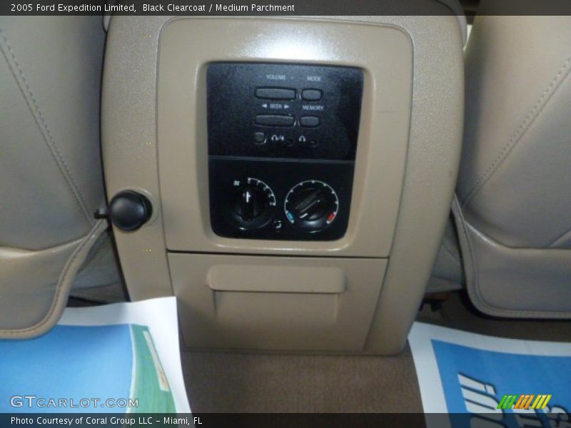 Black Clearcoat / Medium Parchment 2005 Ford Expedition Limited