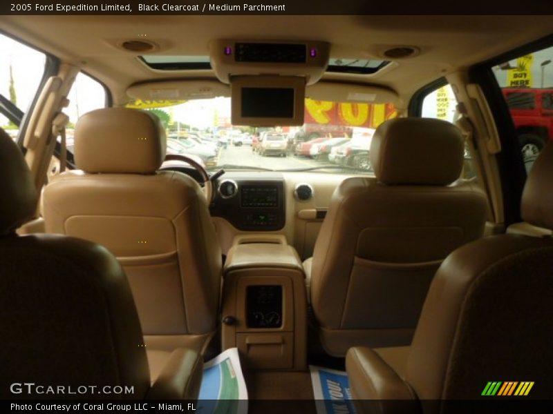 Black Clearcoat / Medium Parchment 2005 Ford Expedition Limited