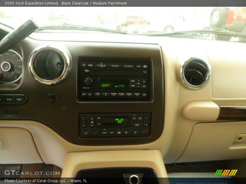 Black Clearcoat / Medium Parchment 2005 Ford Expedition Limited