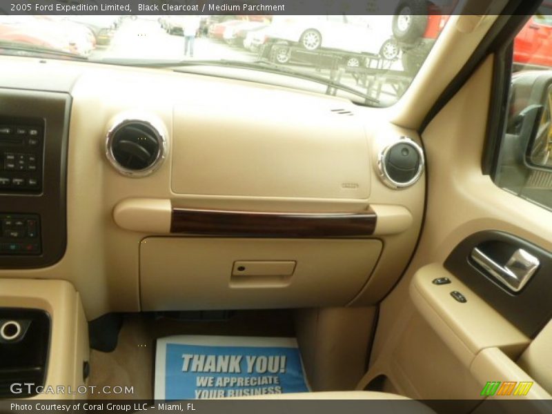 Black Clearcoat / Medium Parchment 2005 Ford Expedition Limited