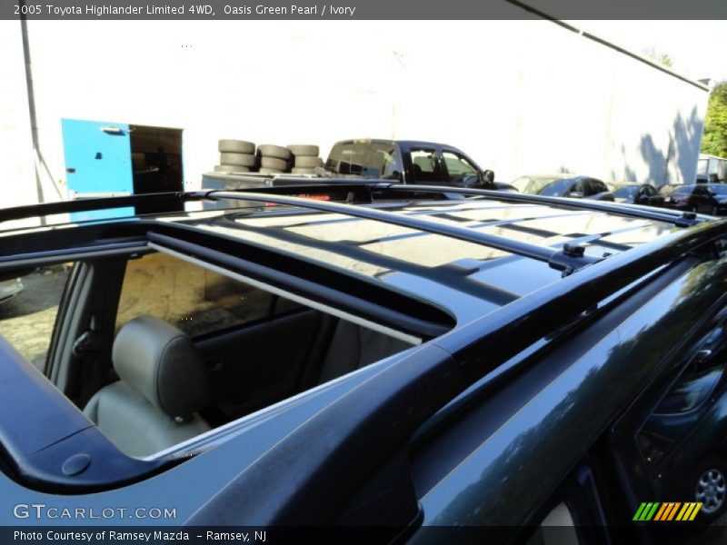Oasis Green Pearl / Ivory 2005 Toyota Highlander Limited 4WD