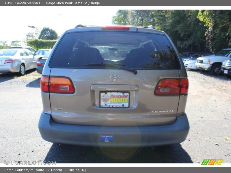 Beige Mica Pearl Metallic / Beige 1998 Toyota Sienna LE