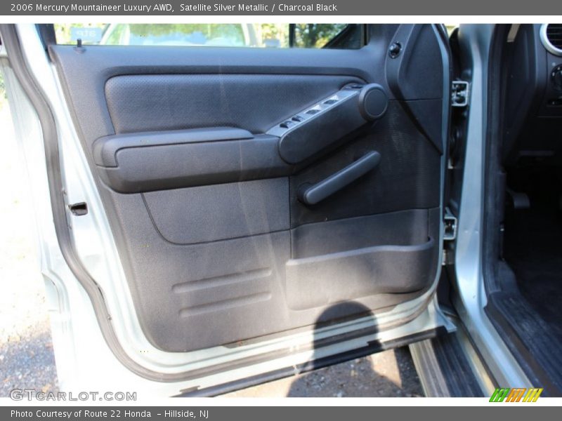 Satellite Silver Metallic / Charcoal Black 2006 Mercury Mountaineer Luxury AWD