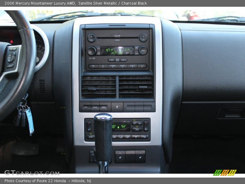Satellite Silver Metallic / Charcoal Black 2006 Mercury Mountaineer Luxury AWD