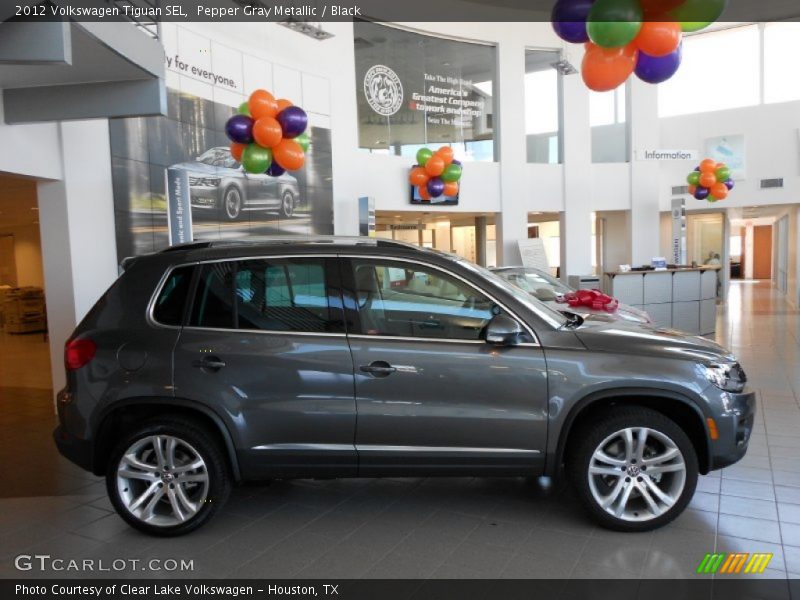 Pepper Gray Metallic / Black 2012 Volkswagen Tiguan SEL