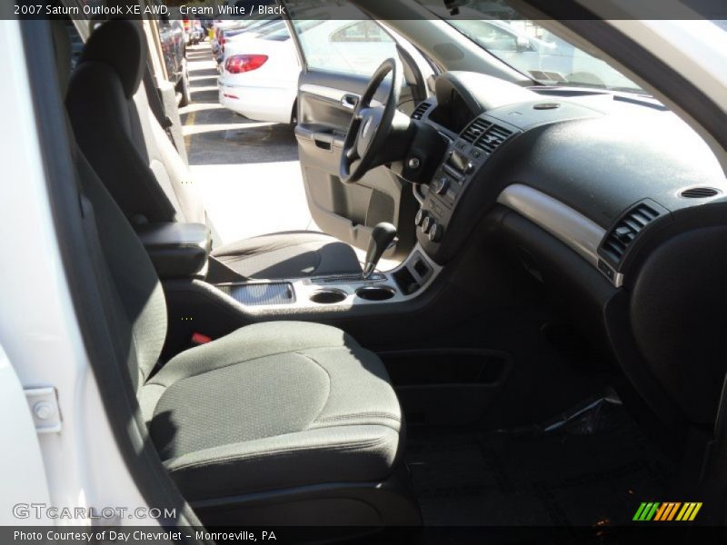 Cream White / Black 2007 Saturn Outlook XE AWD