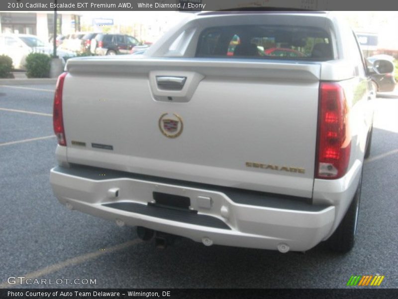 White Diamond / Ebony 2010 Cadillac Escalade EXT Premium AWD