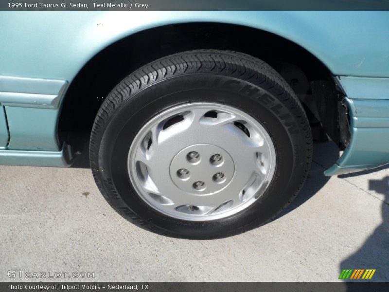  1995 Taurus GL Sedan Wheel