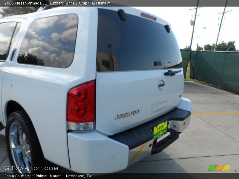 Blizzard White / Graphite/Titanium 2005 Nissan Armada SE